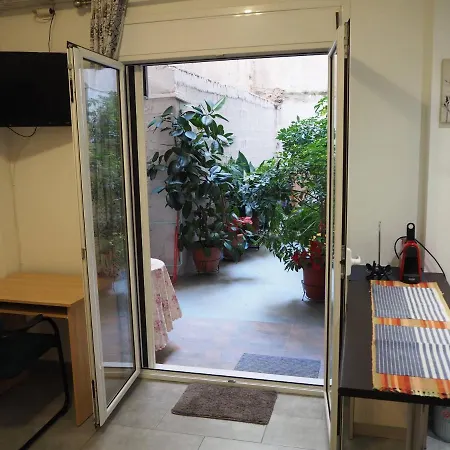 Lovely Studio With A Patio Apartment *
